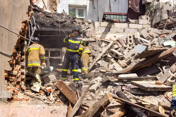 Kharkiv, Ukrayna, 11 Haziran 2025. İtfaiyeciler, Rus Şaban uçakları tarafından vurulan Harkiv 'deki bir yerleşim yerine gidiyorlar. Hasar çok fazlaydı ve birkaç apartman yanmaya başladı..