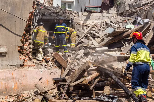 Kharkiv, Ukrayna, 11 Haziran 2025. İtfaiyeciler, Rus Şaban uçakları tarafından vurulan Harkiv 'deki bir yerleşim yerine gidiyorlar. Hasar çok fazlaydı ve birkaç apartman yanmaya başladı..