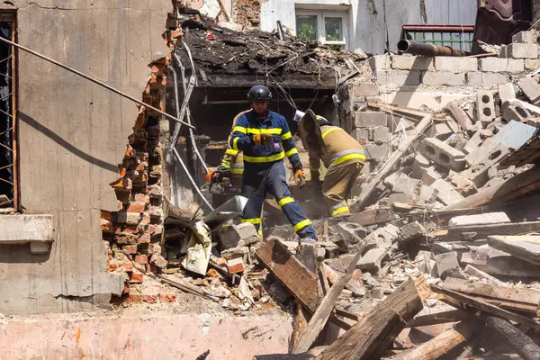 Kharkiv, Ukrayna, 11 Haziran 2025. İtfaiyeciler, Rus Şaban uçakları tarafından vurulan Harkiv 'deki bir yerleşim yerine gidiyorlar. Hasar çok fazlaydı ve birkaç apartman yanmaya başladı..