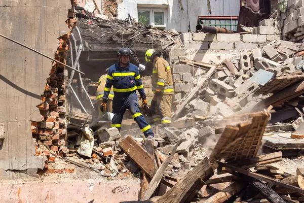 Kharkiv, Ukrayna, 11 Haziran 2025. İtfaiyeciler, Rus Şaban uçakları tarafından vurulan Harkiv 'deki bir yerleşim yerine gidiyorlar. Hasar çok fazlaydı ve birkaç apartman yanmaya başladı..