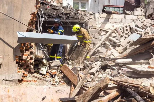 Kharkiv, Ukrayna, 11 Haziran 2025. İtfaiyeciler, Rus Şaban uçakları tarafından vurulan Harkiv 'deki bir yerleşim yerine gidiyorlar. Hasar çok fazlaydı ve birkaç apartman yanmaya başladı..