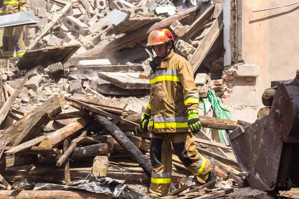 Kharkiv, Ukrayna, 11 Haziran 2025. İtfaiyeciler, Rus Şaban uçakları tarafından vurulan Harkiv 'deki bir yerleşim yerine gidiyorlar. Hasar çok fazlaydı ve birkaç apartman yanmaya başladı..