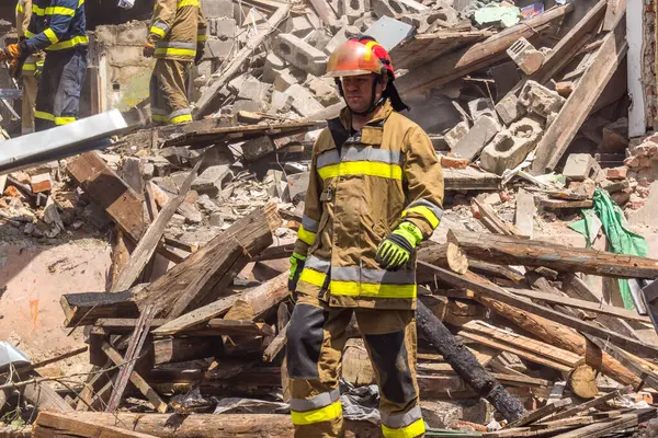 Kharkiv, Ukrayna, 11 Haziran 2025. İtfaiyeciler, Rus Şaban uçakları tarafından vurulan Harkiv 'deki bir yerleşim yerine gidiyorlar. Hasar çok fazlaydı ve birkaç apartman yanmaya başladı..