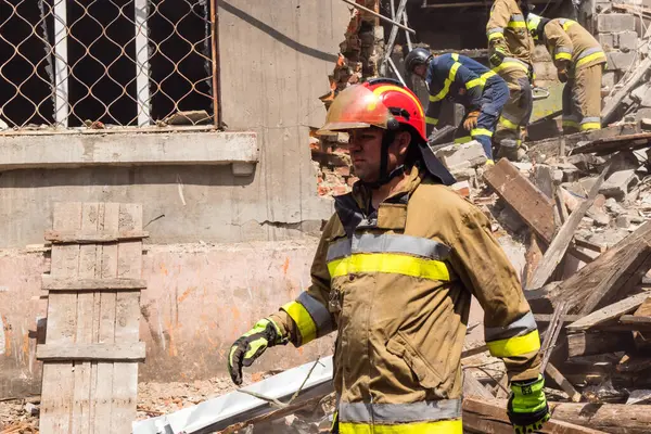 Kharkiv, Ukrayna, 11 Haziran 2025. İtfaiyeciler, Rus Şaban uçakları tarafından vurulan Harkiv 'deki bir yerleşim yerine gidiyorlar. Hasar çok fazlaydı ve birkaç apartman yanmaya başladı..