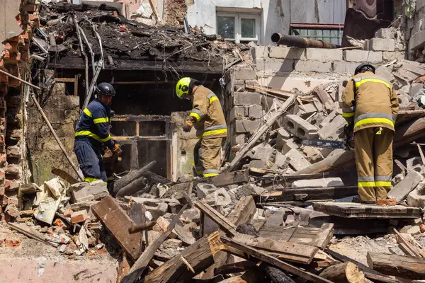 Kharkiv, Ukrayna, 11 Haziran 2025. İtfaiyeciler, Rus Şaban uçakları tarafından vurulan Harkiv 'deki bir yerleşim yerine gidiyorlar. Hasar çok fazlaydı ve birkaç apartman yanmaya başladı..