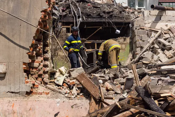 Kharkiv, Ukrayna, 11 Haziran 2025. İtfaiyeciler, Rus Şaban uçakları tarafından vurulan Harkiv 'deki bir yerleşim yerine gidiyorlar. Hasar çok fazlaydı ve birkaç apartman yanmaya başladı..