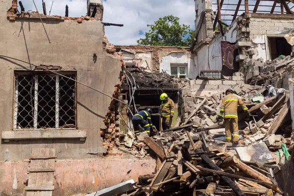 Kharkiv, Ukrayna, 11 Haziran 2025. İtfaiyeciler, Rus Şaban uçakları tarafından vurulan Harkiv 'deki bir yerleşim yerine gidiyorlar. Hasar çok fazlaydı ve birkaç apartman yanmaya başladı..