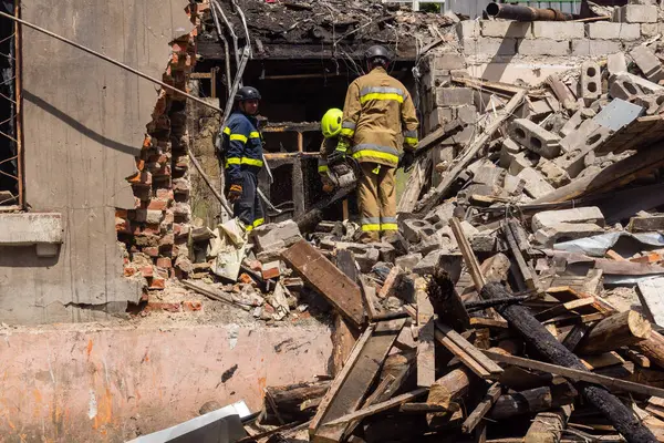 Kharkiv, Ukrayna, 11 Haziran 2025. İtfaiyeciler, Rus Şaban uçakları tarafından vurulan Harkiv 'deki bir yerleşim yerine gidiyorlar. Hasar çok fazlaydı ve birkaç apartman yanmaya başladı..