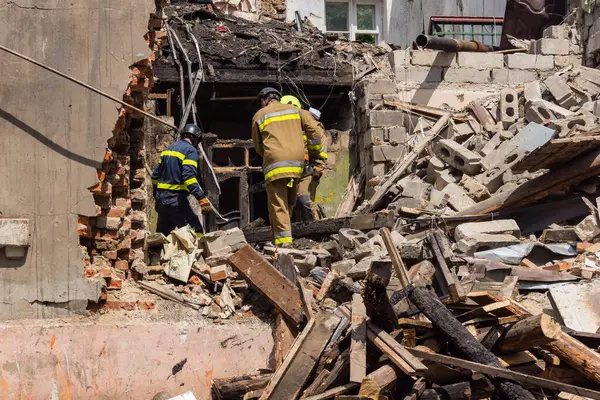 Kharkiv, Ukrayna, 11 Haziran 2025. İtfaiyeciler, Rus Şaban uçakları tarafından vurulan Harkiv 'deki bir yerleşim yerine gidiyorlar. Hasar çok fazlaydı ve birkaç apartman yanmaya başladı..