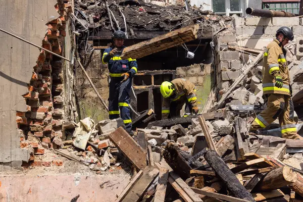 Kharkiv, Ukrayna, 11 Haziran 2025. İtfaiyeciler, Rus Şaban uçakları tarafından vurulan Harkiv 'deki bir yerleşim yerine gidiyorlar. Hasar çok fazlaydı ve birkaç apartman yanmaya başladı..