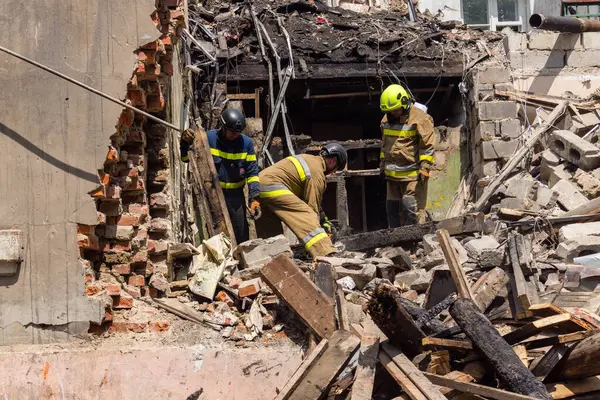 Kharkiv, Ukrayna, 11 Haziran 2025. İtfaiyeciler, Rus Şaban uçakları tarafından vurulan Harkiv 'deki bir yerleşim yerine gidiyorlar. Hasar çok fazlaydı ve birkaç apartman yanmaya başladı..