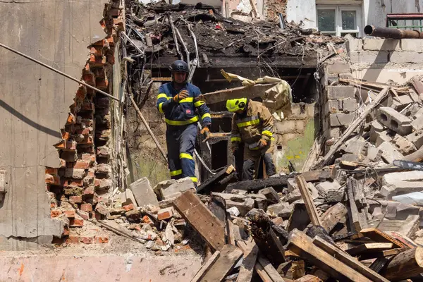 Kharkiv, Ukrayna, 11 Haziran 2025. İtfaiyeciler, Rus Şaban uçakları tarafından vurulan Harkiv 'deki bir yerleşim yerine gidiyorlar. Hasar çok fazlaydı ve birkaç apartman yanmaya başladı..