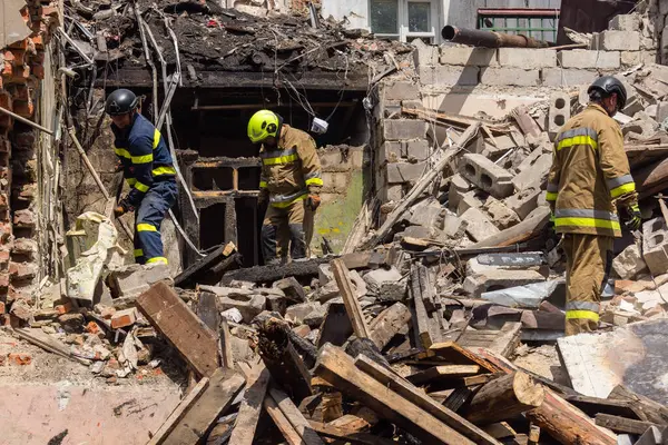 Kharkiv, Ukrayna, 11 Haziran 2025. İtfaiyeciler, Rus Şaban uçakları tarafından vurulan Harkiv 'deki bir yerleşim yerine gidiyorlar. Hasar çok fazlaydı ve birkaç apartman yanmaya başladı..