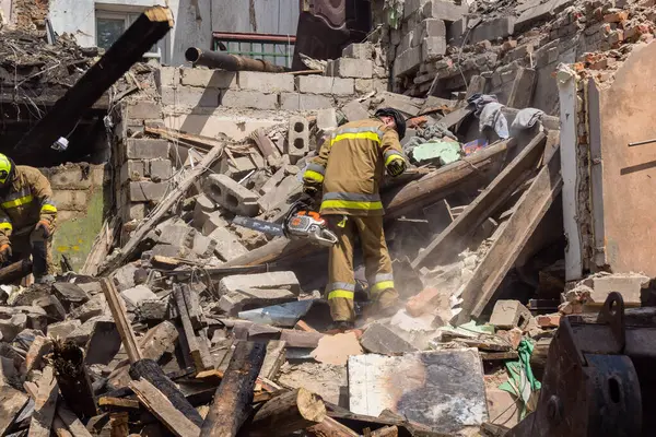 Kharkiv, Ukrayna, 11 Haziran 2025. İtfaiyeciler, Rus Şaban uçakları tarafından vurulan Harkiv 'deki bir yerleşim yerine gidiyorlar. Hasar çok fazlaydı ve birkaç apartman yanmaya başladı..