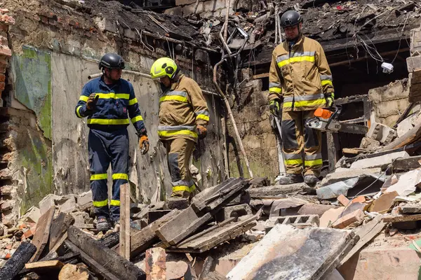 Kharkiv, Ukrayna, 11 Haziran 2025. İtfaiyeciler, Rus Şaban uçakları tarafından vurulan Harkiv 'deki bir yerleşim yerine gidiyorlar. Hasar çok fazlaydı ve birkaç apartman yanmaya başladı..