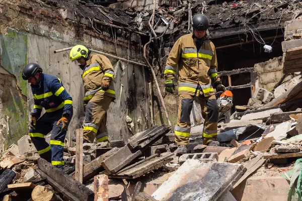 Kharkiv, Ukrayna, 11 Haziran 2025. İtfaiyeciler, Rus Şaban uçakları tarafından vurulan Harkiv 'deki bir yerleşim yerine gidiyorlar. Hasar çok fazlaydı ve birkaç apartman yanmaya başladı..