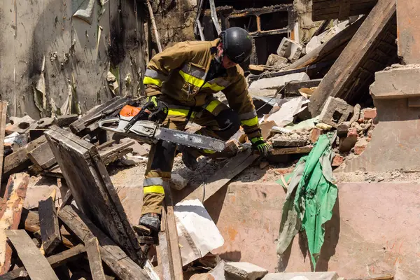 Kharkiv, Ukrayna, 11 Haziran 2025. İtfaiyeciler, Rus Şaban uçakları tarafından vurulan Harkiv 'deki bir yerleşim yerine gidiyorlar. Hasar çok fazlaydı ve birkaç apartman yanmaya başladı..