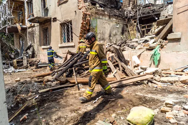 Kharkiv, Ukrayna, 11 Haziran 2025. İtfaiyeciler, Rus Şaban uçakları tarafından vurulan Harkiv 'deki bir yerleşim yerine gidiyorlar. Hasar çok fazlaydı ve birkaç apartman yanmaya başladı..