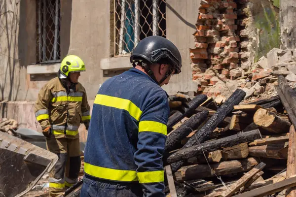 Kharkiv, Ukrayna, 11 Haziran 2025. İtfaiyeciler, Rus Şaban uçakları tarafından vurulan Harkiv 'deki bir yerleşim yerine gidiyorlar. Hasar çok fazlaydı ve birkaç apartman yanmaya başladı..
