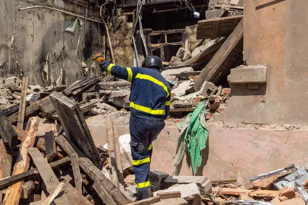 Kharkiv, Ukrayna, 11 Haziran 2025. İtfaiyeciler, Rus Şaban uçakları tarafından vurulan Harkiv 'deki bir yerleşim yerine gidiyorlar. Hasar çok fazlaydı ve birkaç apartman yanmaya başladı..