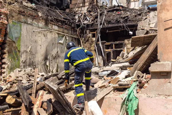 Kharkiv, Ukrayna, 11 Haziran 2025. İtfaiyeciler, Rus Şaban uçakları tarafından vurulan Harkiv 'deki bir yerleşim yerine gidiyorlar. Hasar çok fazlaydı ve birkaç apartman yanmaya başladı..