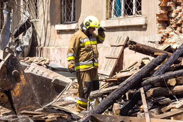 Kharkiv, Ukrayna, 11 Haziran 2025. İtfaiyeciler, Rus Şaban uçakları tarafından vurulan Harkiv 'deki bir yerleşim yerine gidiyorlar. Hasar çok fazlaydı ve birkaç apartman yanmaya başladı..