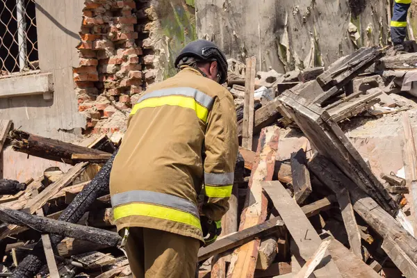 Kharkiv, Ukrayna, 11 Haziran 2025. İtfaiyeciler, Rus Şaban uçakları tarafından vurulan Harkiv 'deki bir yerleşim yerine gidiyorlar. Hasar çok fazlaydı ve birkaç apartman yanmaya başladı..