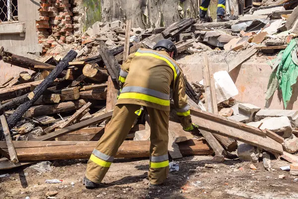 Kharkiv, Ukrayna, 11 Haziran 2025. İtfaiyeciler, Rus Şaban uçakları tarafından vurulan Harkiv 'deki bir yerleşim yerine gidiyorlar. Hasar çok fazlaydı ve birkaç apartman yanmaya başladı..