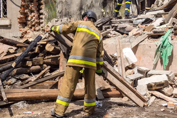 Kharkiv, Ukrayna, 11 Haziran 2025. İtfaiyeciler, Rus Şaban uçakları tarafından vurulan Harkiv 'deki bir yerleşim yerine gidiyorlar. Hasar çok fazlaydı ve birkaç apartman yanmaya başladı..