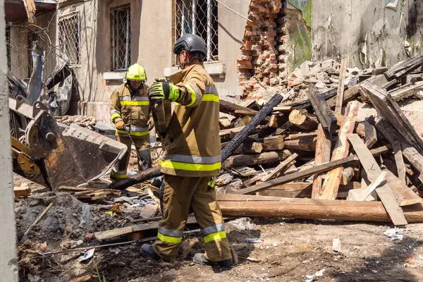 Kharkiv, Ukrayna, 11 Haziran 2025. İtfaiyeciler, Rus Şaban uçakları tarafından vurulan Harkiv 'deki bir yerleşim yerine gidiyorlar. Hasar çok fazlaydı ve birkaç apartman yanmaya başladı..