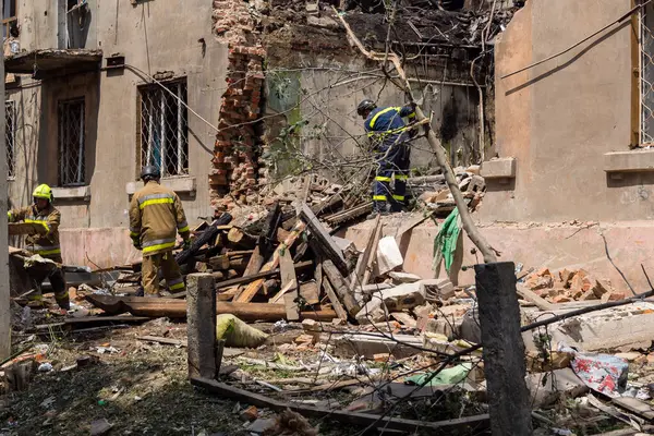 Kharkiv, Ukrayna, 11 Haziran 2025. İtfaiyeciler, Rus Şaban uçakları tarafından vurulan Harkiv 'deki bir yerleşim yerine gidiyorlar. Hasar çok fazlaydı ve birkaç apartman yanmaya başladı..