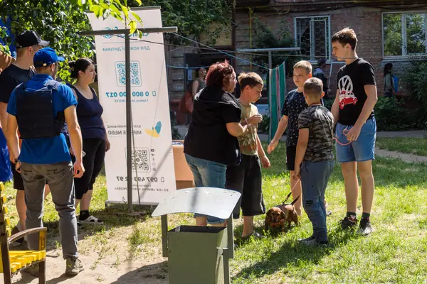 Kharkiv, Ukrayna, 11 Haziran 2025 Rus saldırısına ilk müdahale ekipleri ve sivil toplum örgütleri yanıt veriyor. Siviller, Rus saldırılarının başlıca hedefleridir ve psikolojik ve maddi desteğe ihtiyaç duyarlar..