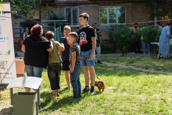 Kharkiv, Ukrayna, 11 Haziran 2025 Rus saldırısına ilk müdahale ekipleri ve sivil toplum örgütleri yanıt veriyor. Siviller, Rus saldırılarının başlıca hedefleridir ve psikolojik ve maddi desteğe ihtiyaç duyarlar..