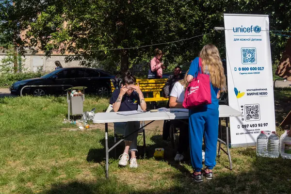 Kharkiv, Ukrayna, 11 Haziran 2025 Rus saldırısına ilk müdahale ekipleri ve sivil toplum örgütleri yanıt veriyor. Siviller, Rus saldırılarının başlıca hedefleridir ve psikolojik ve maddi desteğe ihtiyaç duyarlar..