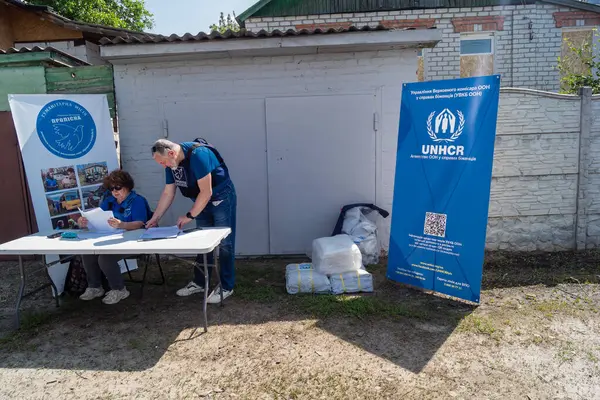 Kharkiv, Ukrayna, 11 Haziran 2025 Rus saldırısına ilk müdahale ekipleri ve sivil toplum örgütleri yanıt veriyor. Siviller, Rus saldırılarının başlıca hedefleridir ve psikolojik ve maddi desteğe ihtiyaç duyarlar..