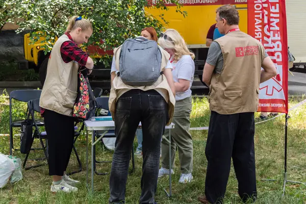 Kharkiv, Ukrayna, 11 Haziran 2025 Rus saldırısına ilk müdahale ekipleri ve sivil toplum örgütleri yanıt veriyor. Siviller, Rus saldırılarının başlıca hedefleridir ve psikolojik ve maddi desteğe ihtiyaç duyarlar..