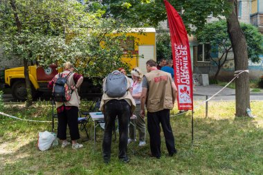 Kharkiv, Ukrayna, 11 Haziran 2025 Rus saldırısına ilk müdahale ekipleri ve sivil toplum örgütleri yanıt veriyor. Siviller, Rus saldırılarının başlıca hedefleridir ve psikolojik ve maddi desteğe ihtiyaç duyarlar..