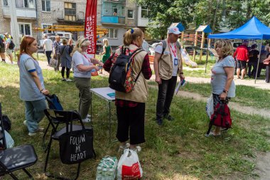 Kharkiv, Ukrayna, 11 Haziran 2025 Rus saldırısına ilk müdahale ekipleri ve sivil toplum örgütleri yanıt veriyor. Siviller, Rus saldırılarının başlıca hedefleridir ve psikolojik ve maddi desteğe ihtiyaç duyarlar..