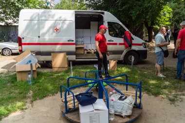 Kharkiv, Ukrayna, 11 Haziran 2025 Rus saldırısına ilk müdahale ekipleri ve sivil toplum örgütleri yanıt veriyor. Siviller, Rus saldırılarının başlıca hedefleridir ve psikolojik ve maddi desteğe ihtiyaç duyarlar..