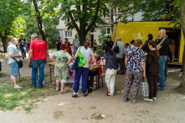 Kharkiv, Ukrayna, 11 Haziran 2025 Rus saldırısına ilk müdahale ekipleri ve sivil toplum örgütleri yanıt veriyor. Siviller, Rus saldırılarının başlıca hedefleridir ve psikolojik ve maddi desteğe ihtiyaç duyarlar..
