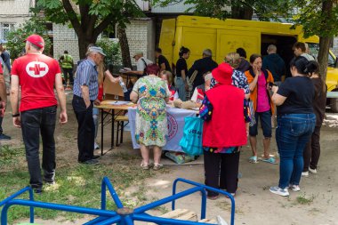 Kharkiv, Ukrayna, 11 Haziran 2025 Rus saldırısına ilk müdahale ekipleri ve sivil toplum örgütleri yanıt veriyor. Siviller, Rus saldırılarının başlıca hedefleridir ve psikolojik ve maddi desteğe ihtiyaç duyarlar..