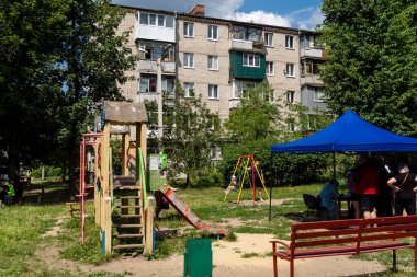 Kharkiv, Ukrayna, 11 Haziran 2025 Rus saldırısına ilk müdahale ekipleri ve sivil toplum örgütleri yanıt veriyor. Siviller, Rus saldırılarının başlıca hedefleridir ve psikolojik ve maddi desteğe ihtiyaç duyarlar..