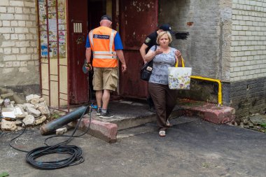Kharkiv, Ukrayna, 11 Haziran 2025 Rus saldırısına ilk müdahale ekipleri ve sivil toplum örgütleri yanıt veriyor. Siviller, Rus saldırılarının başlıca hedefleridir ve psikolojik ve maddi desteğe ihtiyaç duyarlar..