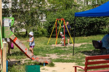 Kharkiv, Ukrayna, 11 Haziran 2025 Rus saldırısına ilk müdahale ekipleri ve sivil toplum örgütleri yanıt veriyor. Siviller, Rus saldırılarının başlıca hedefleridir ve psikolojik ve maddi desteğe ihtiyaç duyarlar..