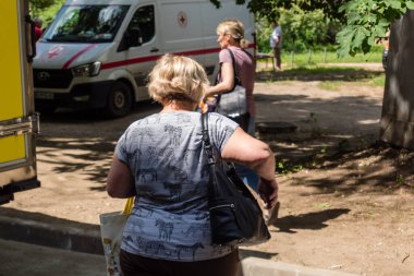 Kharkiv, Ukrayna, 11 Haziran 2025 Rus saldırısına ilk müdahale ekipleri ve sivil toplum örgütleri yanıt veriyor. Siviller, Rus saldırılarının başlıca hedefleridir ve psikolojik ve maddi desteğe ihtiyaç duyarlar..