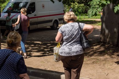 Kharkiv, Ukrayna, 11 Haziran 2025 Rus saldırısına ilk müdahale ekipleri ve sivil toplum örgütleri yanıt veriyor. Siviller, Rus saldırılarının başlıca hedefleridir ve psikolojik ve maddi desteğe ihtiyaç duyarlar..