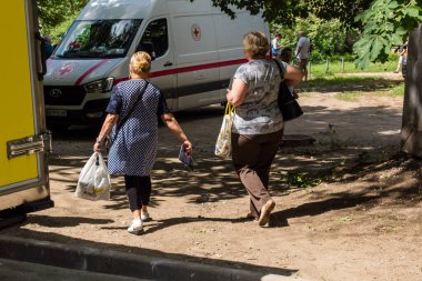 Kharkiv, Ukrayna, 11 Haziran 2025 Rus saldırısına ilk müdahale ekipleri ve sivil toplum örgütleri yanıt veriyor. Siviller, Rus saldırılarının başlıca hedefleridir ve psikolojik ve maddi desteğe ihtiyaç duyarlar..