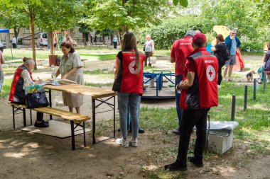 Kharkiv, Ukrayna, 11 Haziran 2025 Rus saldırısına ilk müdahale ekipleri ve sivil toplum örgütleri yanıt veriyor. Siviller, Rus saldırılarının başlıca hedefleridir ve psikolojik ve maddi desteğe ihtiyaç duyarlar..