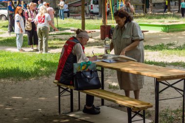 Kharkiv, Ukrayna, 11 Haziran 2025 Rus saldırısına ilk müdahale ekipleri ve sivil toplum örgütleri yanıt veriyor. Siviller, Rus saldırılarının başlıca hedefleridir ve psikolojik ve maddi desteğe ihtiyaç duyarlar..