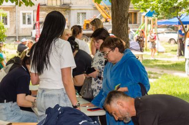 Kharkiv, Ukrayna, 11 Haziran 2025 Rus saldırısına ilk müdahale ekipleri ve sivil toplum örgütleri yanıt veriyor. Siviller, Rus saldırılarının başlıca hedefleridir ve psikolojik ve maddi desteğe ihtiyaç duyarlar..